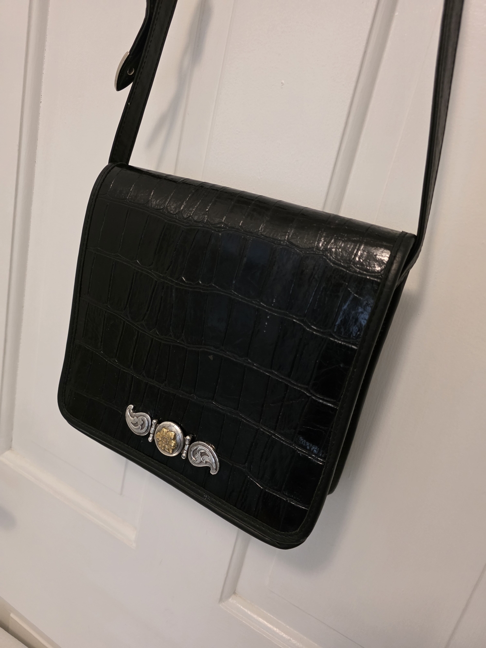 ZIPPI Black Croc-Embossed Crossbody/Shoulder Bag with Two-Tone Medallion Accent - Picture 3 of 13